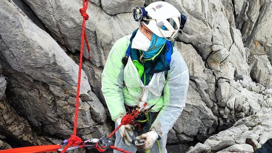 Extraen una tonelada de basura de una sima situada en el corazón del parque nacional de los Picos de Europa