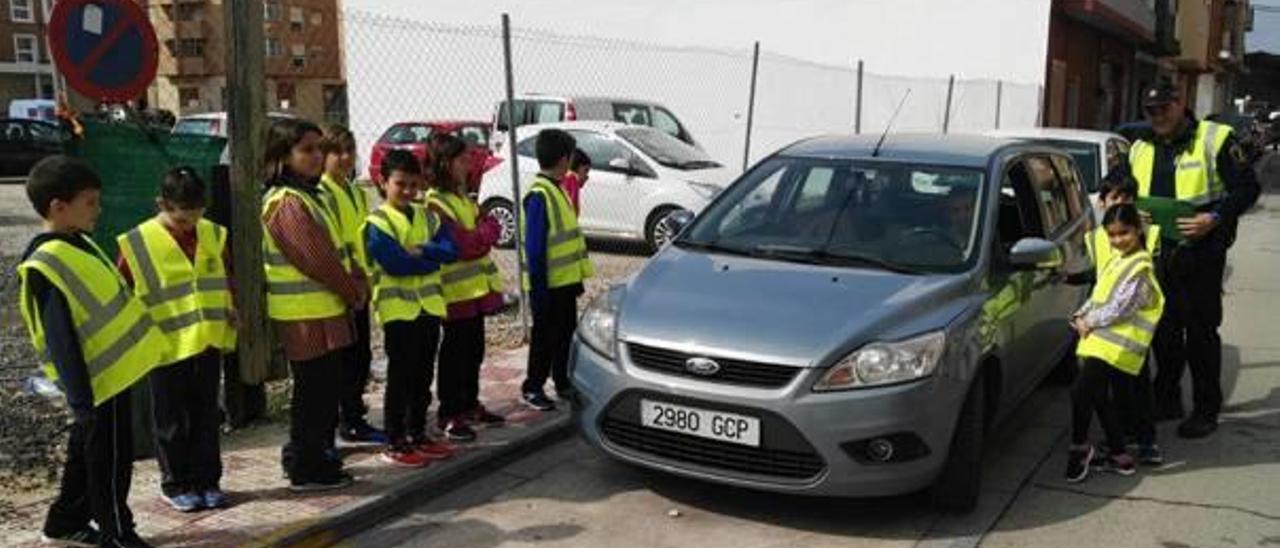 Algunos de los alumnos y alumnas durante la jornada de concienciación al volante.