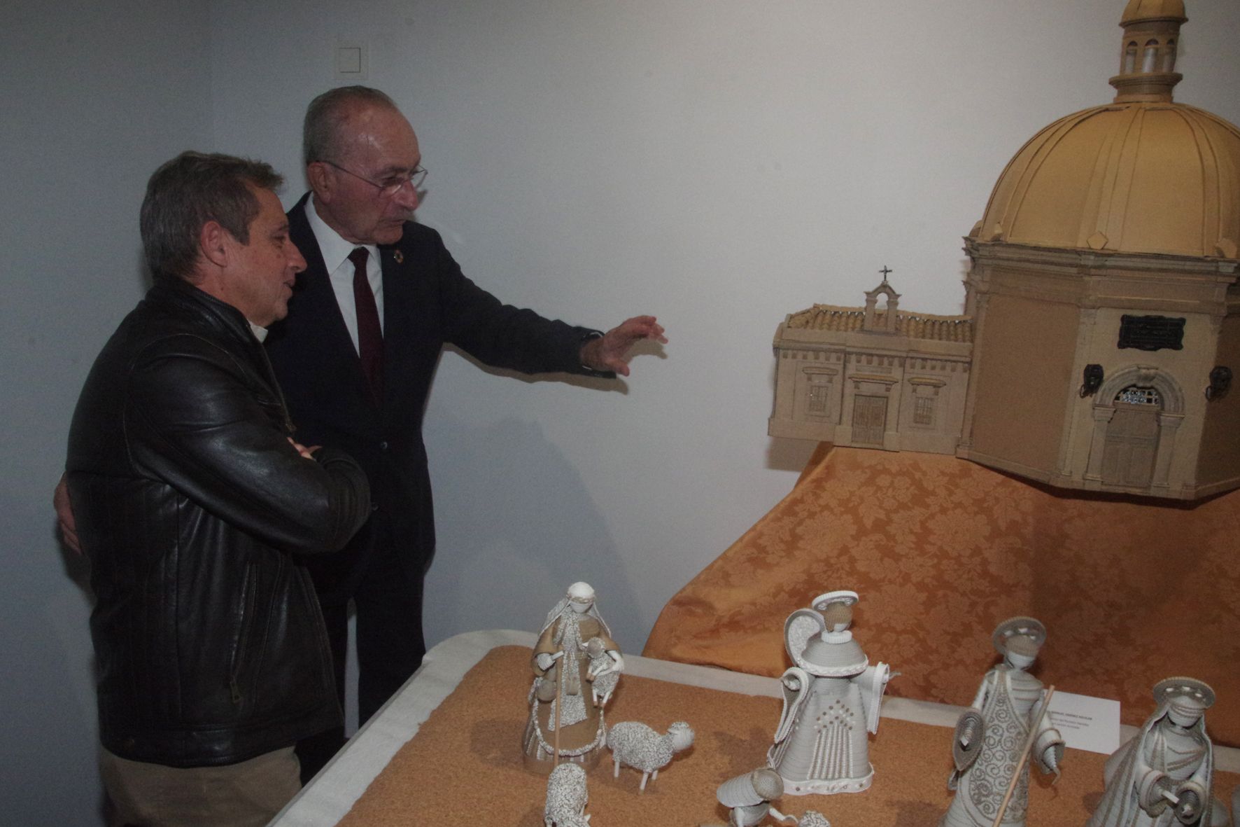 Exposición de belenes artesanos en el Cementerio de San Miguel