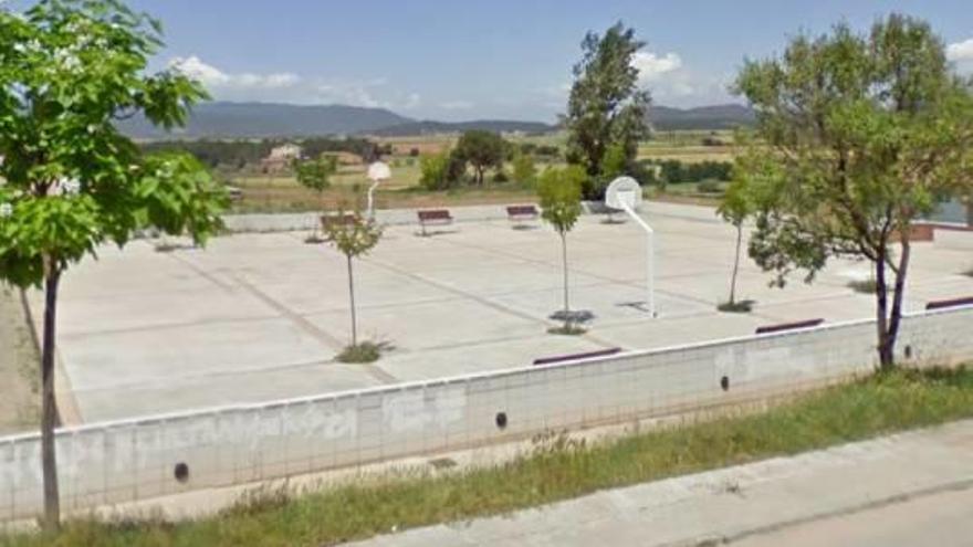 Imatge de la plaça pendent de nom a la urbanització de Pineda