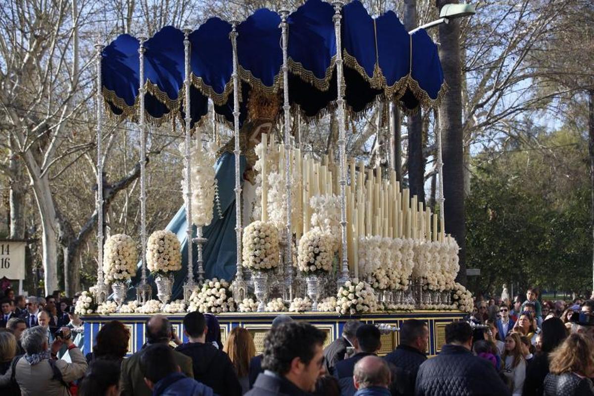 Una tarde primaveral envuelve a las cofradías el Lunes Santo