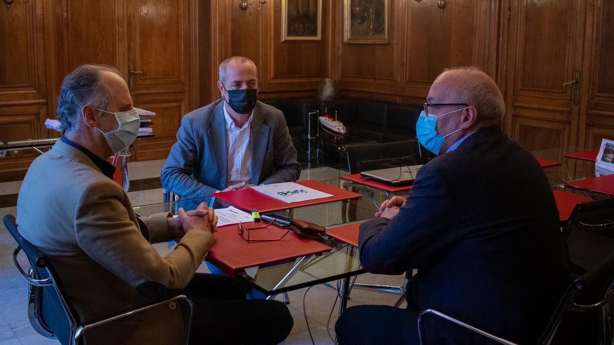 Juan Carlos Guerrero con Patricio Arias a su izquierda y Enrique Jáimez a su derecha, tras la firma del convenio