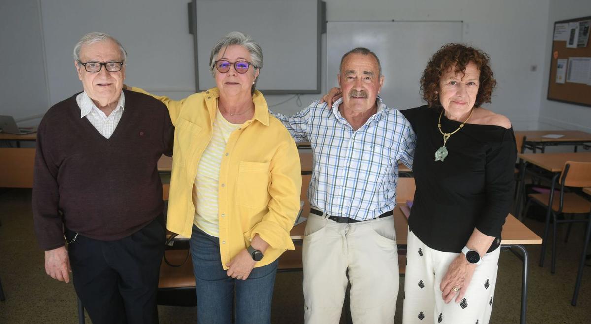 Desde la izquierda, Luis V. de Sancho, María Luisa Gómez, Xavier Rivas y María José Maneiro, en un aula del instituto.  | |  CARLOS PARDELLAS
