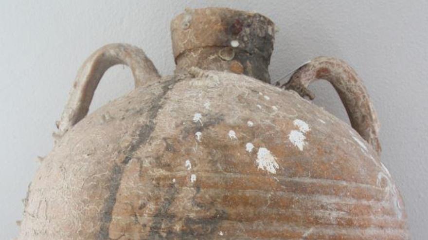Una familia de Dénia dona al museo 12 piezas arqueológicas halladas en el mar