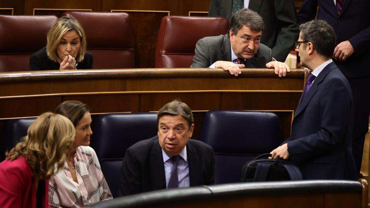 Aitor Esteban conversa con Félix Bolaños.