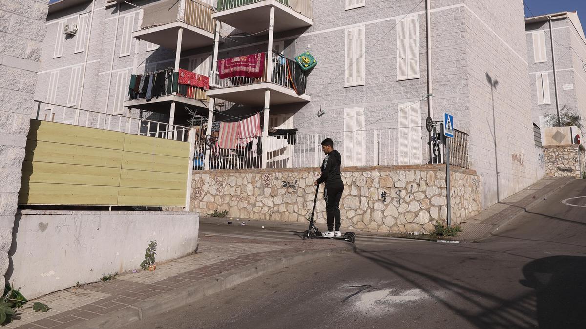 Un joven pasa este martes, 1 de noviembre, junto al lugar donde anoche un joven de 28 años falleció tras recibir tres disparos, dos en la cabeza y uno en el pecho, en la barriada de La Corta, en Málaga capital.