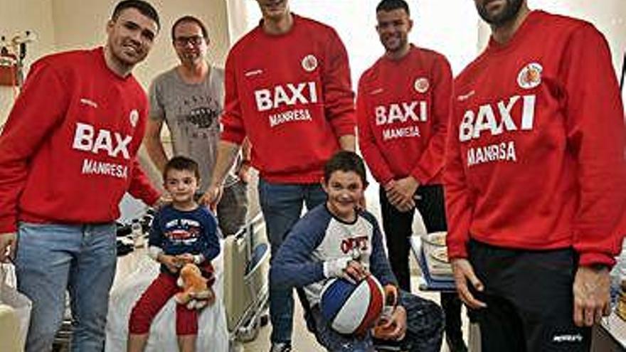 Els jugadors del Baxi porten alegria en la visita als nens de Sant Joan de Déu