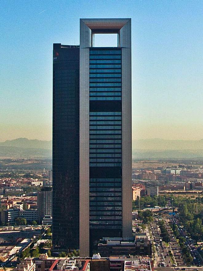 Torre Cepsa (Madrid). Pontegadea se hizo con la Torre Cepsa en 2016 por 490 millones. La compra cuajó después de que Bankia formalizara la venta del edificio de 49 pisos a Muscari, firma de Khadem al Qubaisi (en su día presidente de la petrolera), que la revendió a Ortega.  | L.O.
