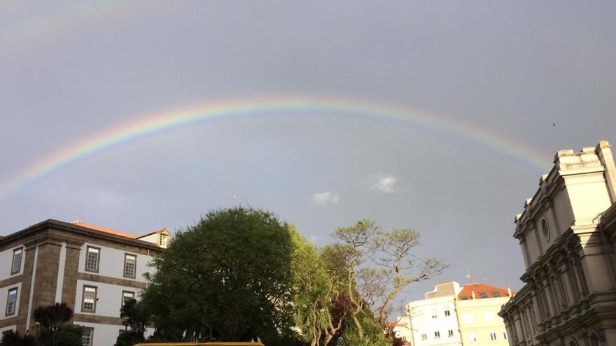 Arcoíris esta tarde en el cielo de A Coruña.