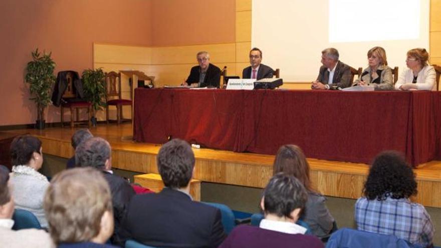 Carlos García, segundo por la izquierda en la mesa, durante la conferencia.