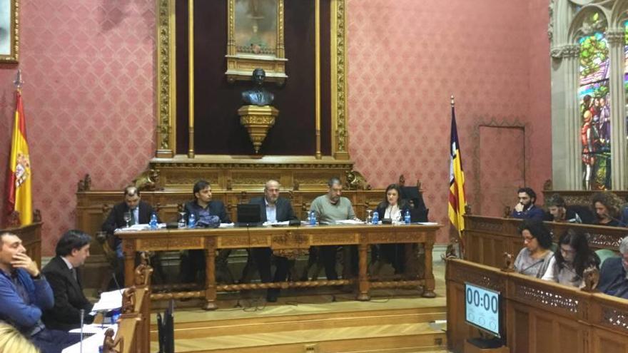 Imagen del pleno deayer del Consell durante la defensa de Garrido de la moratoria de grandes superficies.