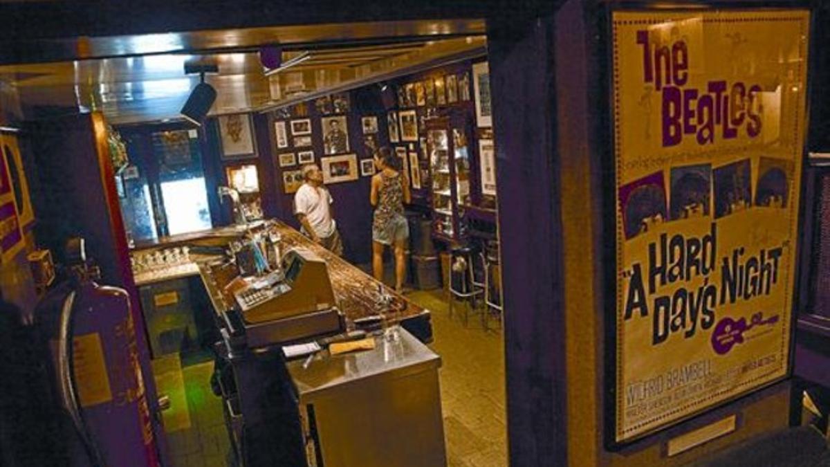 El bar-museo 8 Interior de La Garrafa dels Beatles, con las paredes repletas de detalles de la banda.