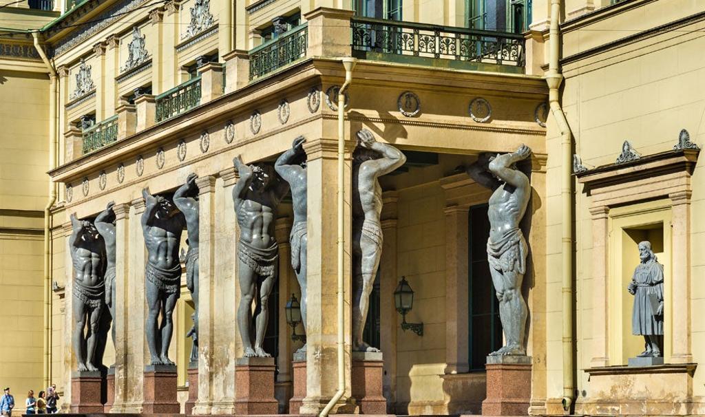 Pórtico de los Atlantes, entrada del museo.