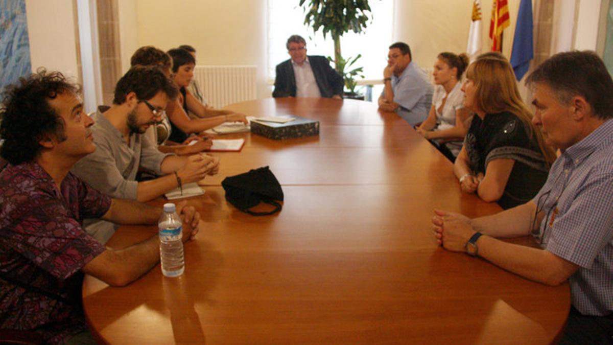 El alcalde de Cornellà, Antonio Balmón, en el fondo, reunido con representantes de Aturem Eurovegas.