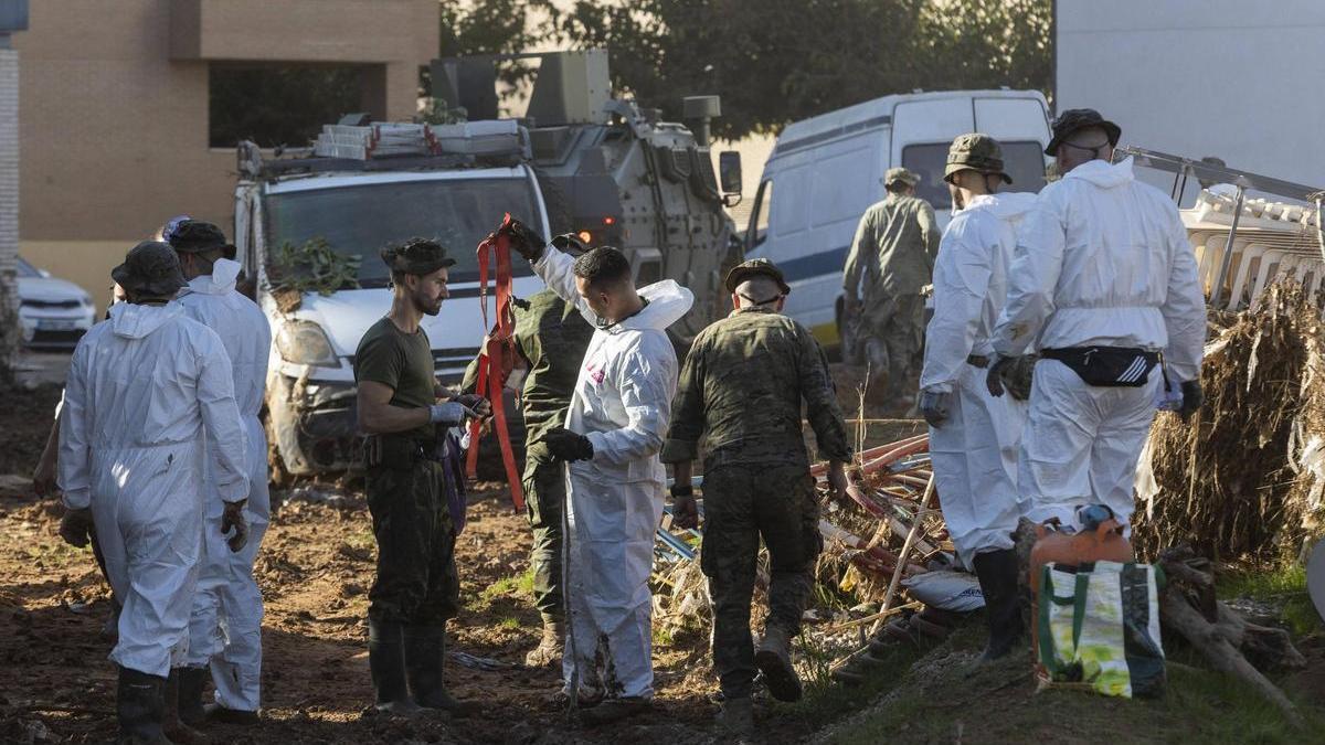 Militares trabajando en la zona cero de la dana de Valencia, en el pueblo de Paiporta.