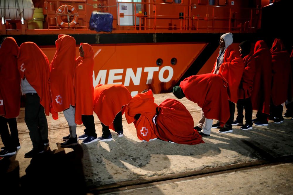 Inmigrantes rescatados en pateras llegan al puerto de Málaga.