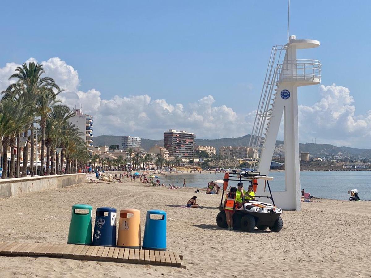 Efectivos de socorrismo en jueves en el Carrer La Mar