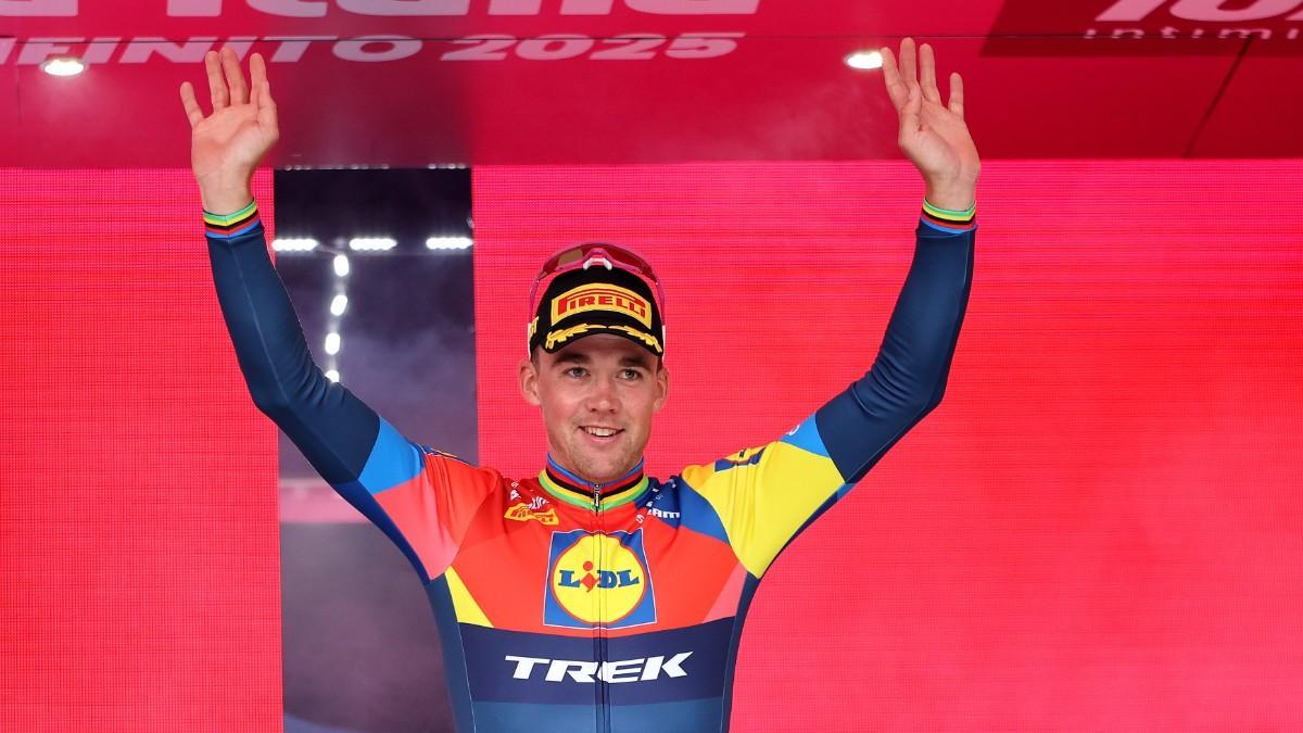 Mads Pedersen, en el podio del Giro