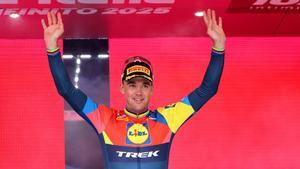 Mads Pedersen, en el podio del Giro
