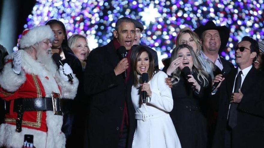 Los Obama celebran la llegada de la Navidad cantando con Eva Longoria y Marc Anthony