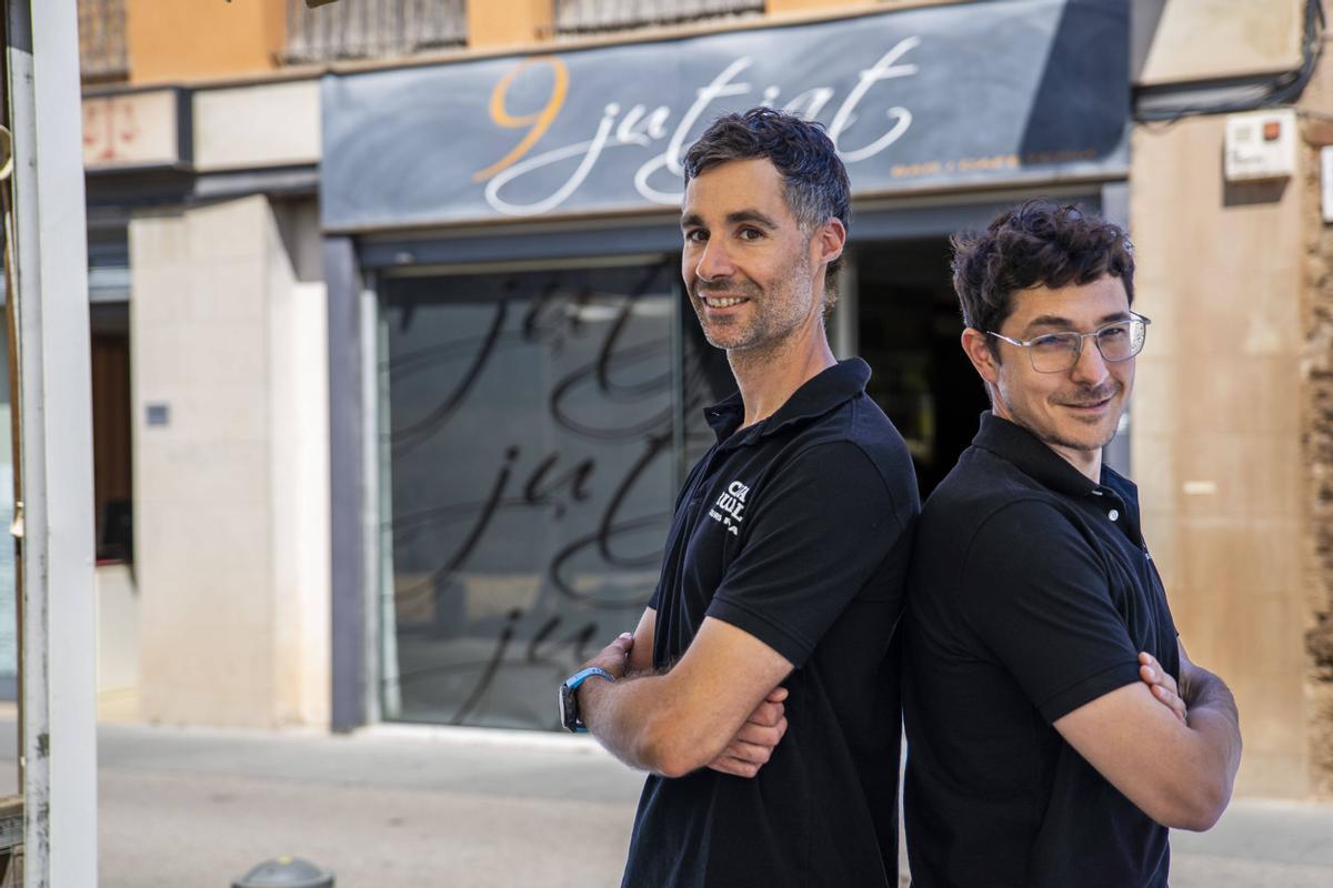 Aleix Clotet i Marc Gómez al bar 9Jutjat de Manresa, ultimant els detalls abans del Tour