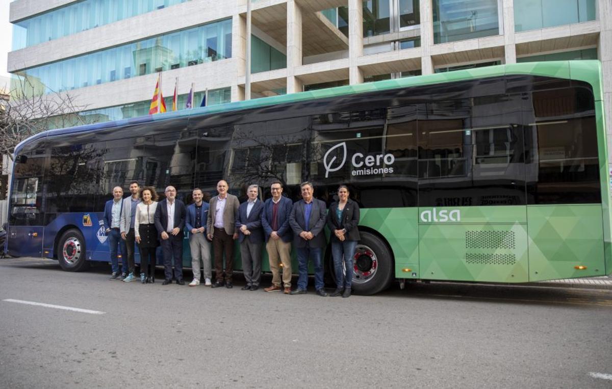 Presentación de la nueva flota de transporte público frente a la sede del Consell. | CONSELL DE EIVISSA