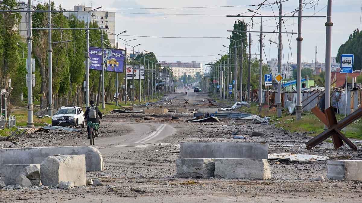 Destrucción en calles a las afueras de Járkov, Ucrania