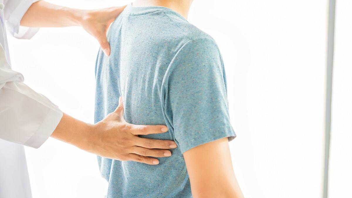 El dolor de espalda es el segundo motivo de consulta al médico de atención primaria.