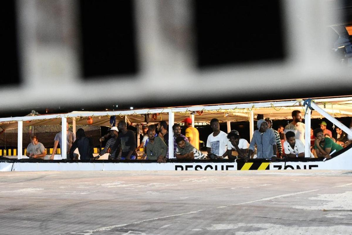 L'Open Arms desembarca a Lampedusa els darrers 83 migrants a bord L'Open Arms desembarca a Lampedusa els darrers 83 migrants a bord