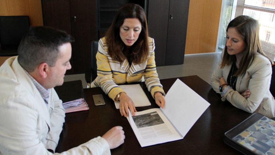 Un momento del encuentro mantenido por la diputada Marina Bravo y el profesos Gómez Zotano, miembro de la plataforma.