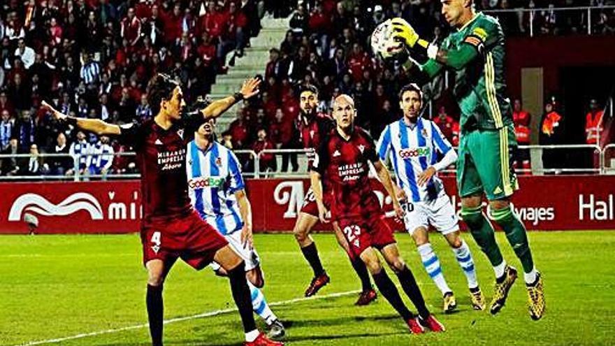 El porter del Mirandés Limones aturant la pilota.