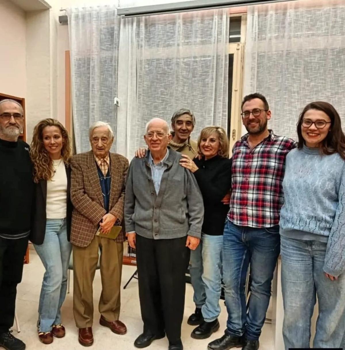 Los vecinos de Muel calientan la voz y presentan sus poemas