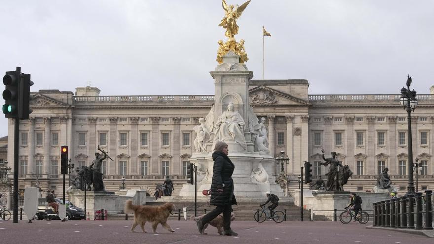 Detenido un hombre tras chocar su coche contra la verja del palacio de Buckingham