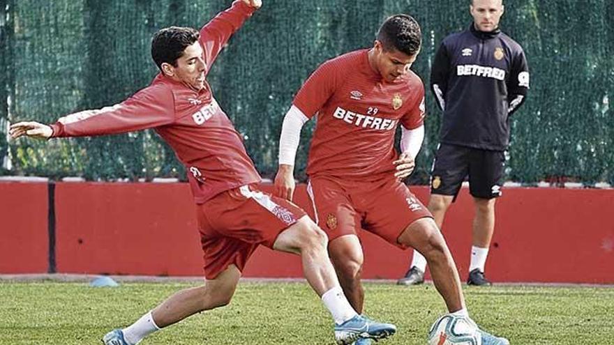 Fran GÃ¡mez presiona a Cucho HernÃ¡ndez durante un entrenamiento de esta semana en Son Bibiloni.