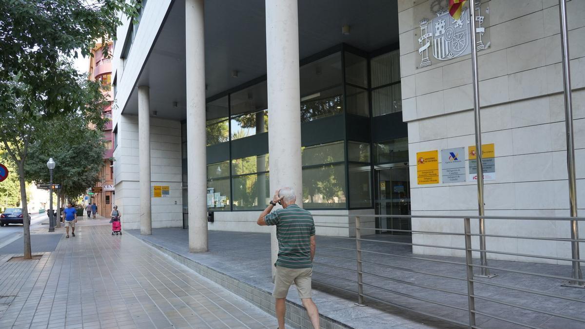 Exterior de la delegación de la Agencia Tributaria en Castelló.