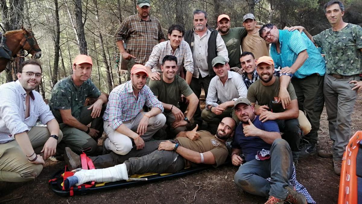 Grupo de monteros, con el joven lesionado, tras superar el incidente.