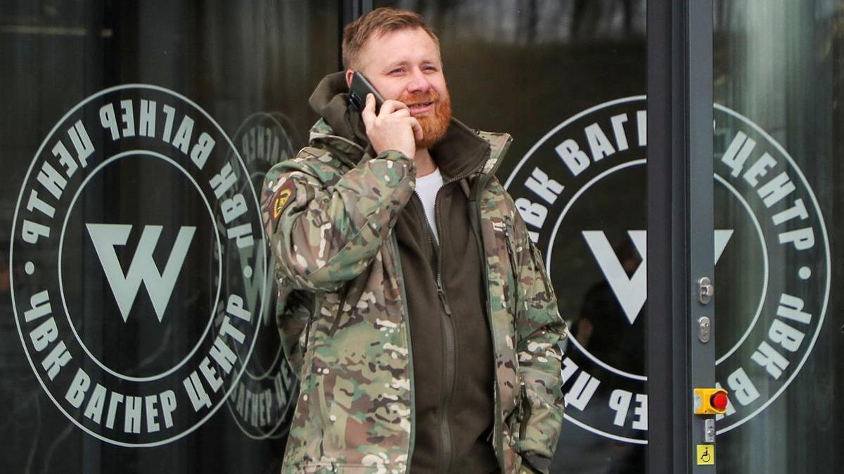 Un hombre habla por teléfono en la puerta del sede del grupo Wagner en San Petersburgo, el pasado 4 de noviembre.