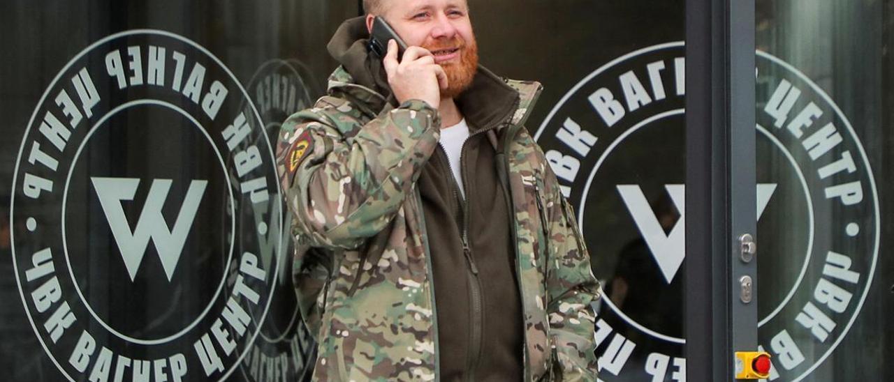 Un hombre habla por teléfono en la puerta del sede del grupo Wagner en San Petersburgo, el pasado 4 de noviembre.