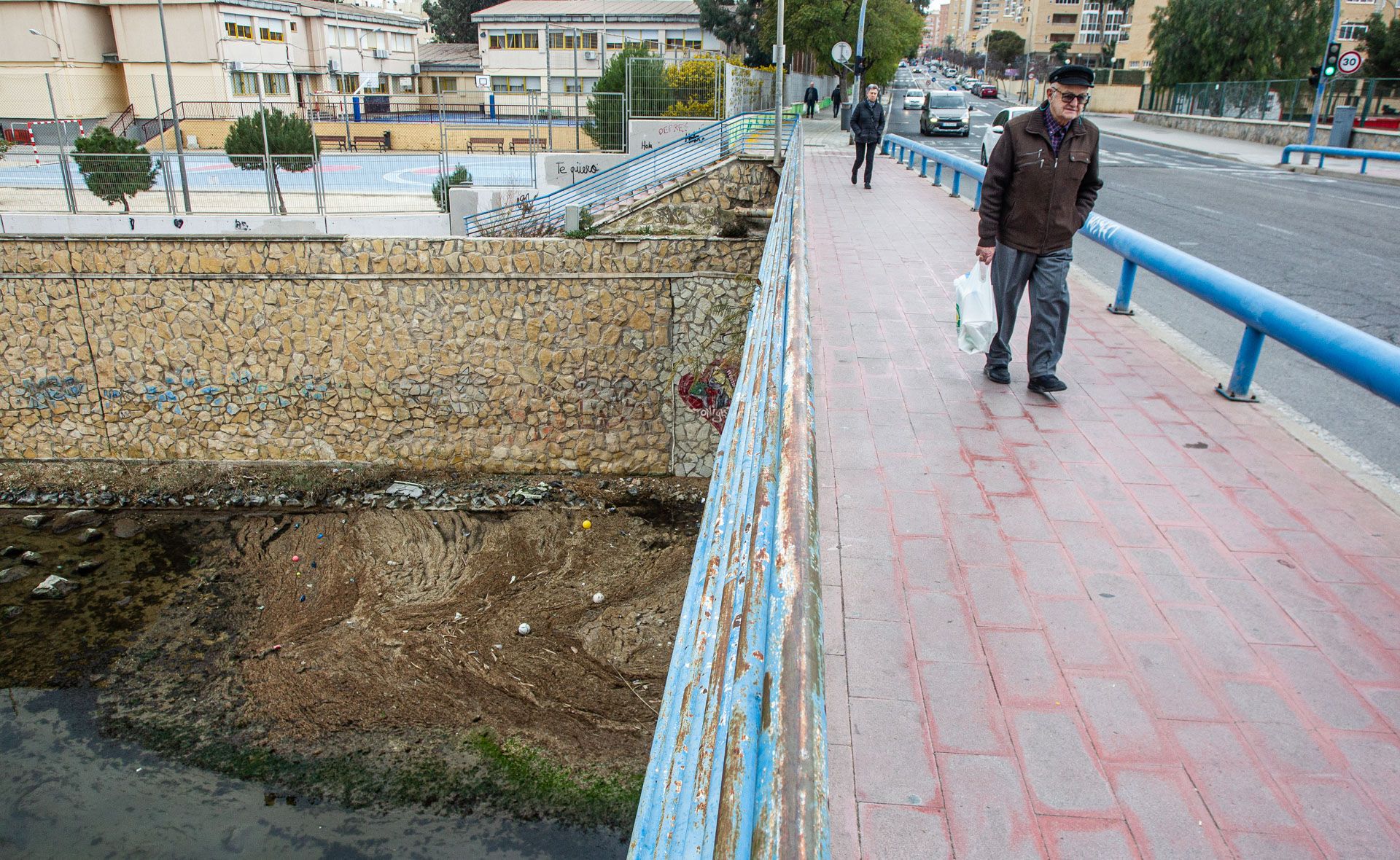 Los vecinos exigen la limpieza del Barranco de las Ovejas