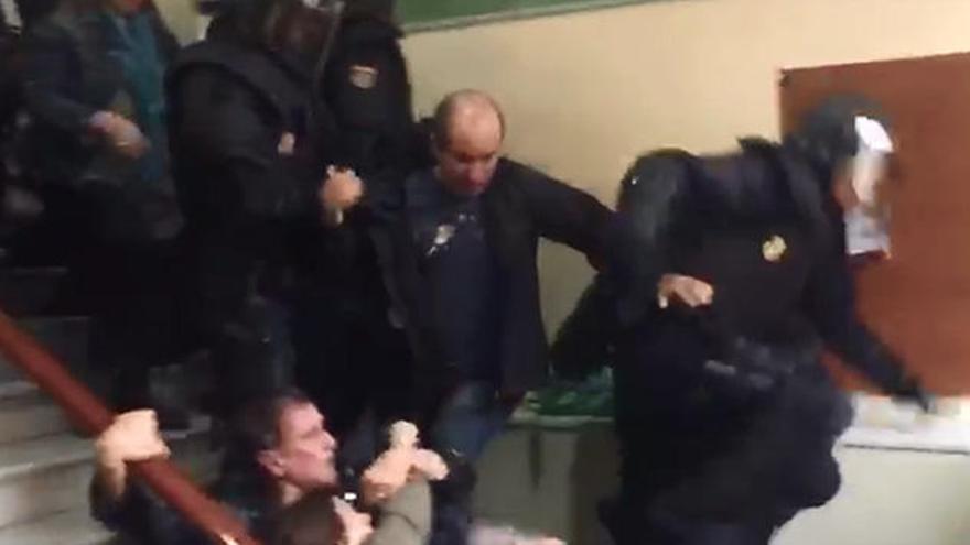 Policías cargan duramente contra un grupo en un colegio de Girona