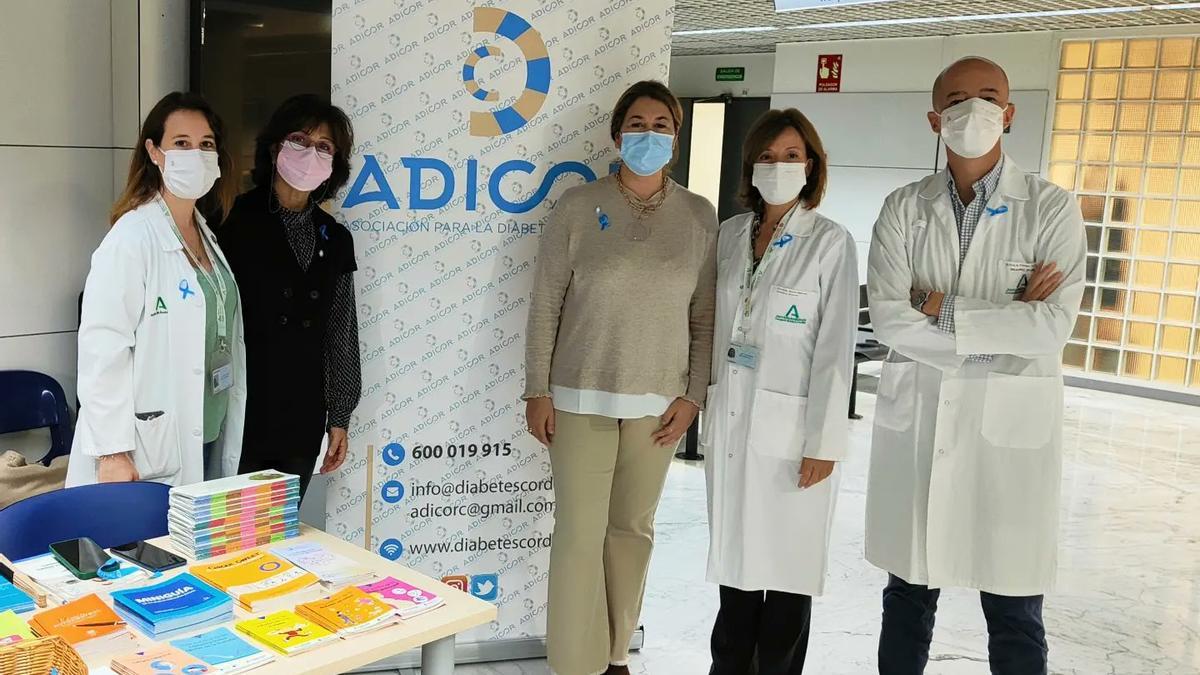 Representantes de la dirección del hospital Reina Sofía, con integrantes de la asociación Adicor, en la mesa informativa.