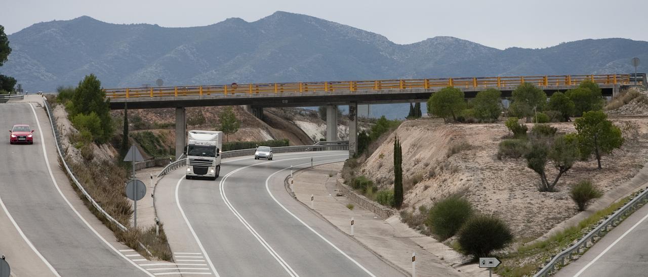 Carretera CV-60 a su paso por la comarca de la Vall d'Albaida.