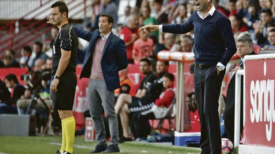 Fernando Hierro y Merino, técnico del Nàstic, dan instrucciones en el partido del Nou Estadi.