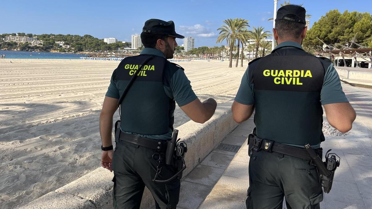 Una pareja de la Guardia Civil patrulla por la primera línea de un núcleo turístico de Calvià.