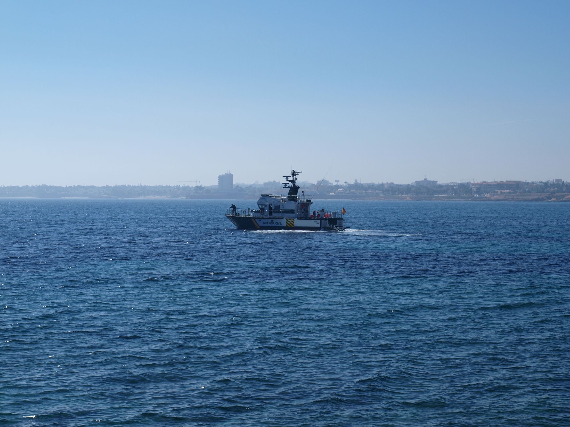 Aparece un vehículo en un acantilado de Punta Prima