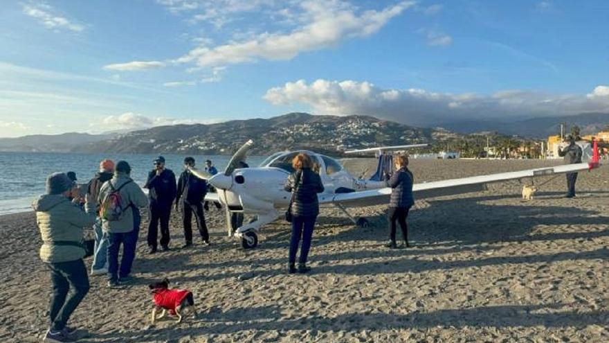 Aterriza de emergencia en la playa de Salobreña una avioneta que iba al aeropuerto de Córdoba