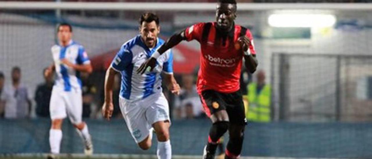 Cedric disputa el balón en el partido del pasado día  contra el Atlético Baleares.