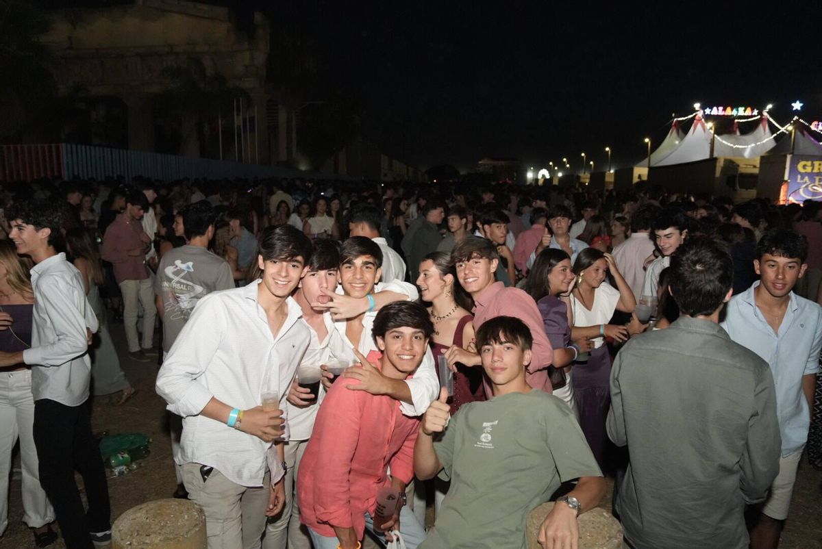 Jóvenes en el botellón junto a Lusiberia.