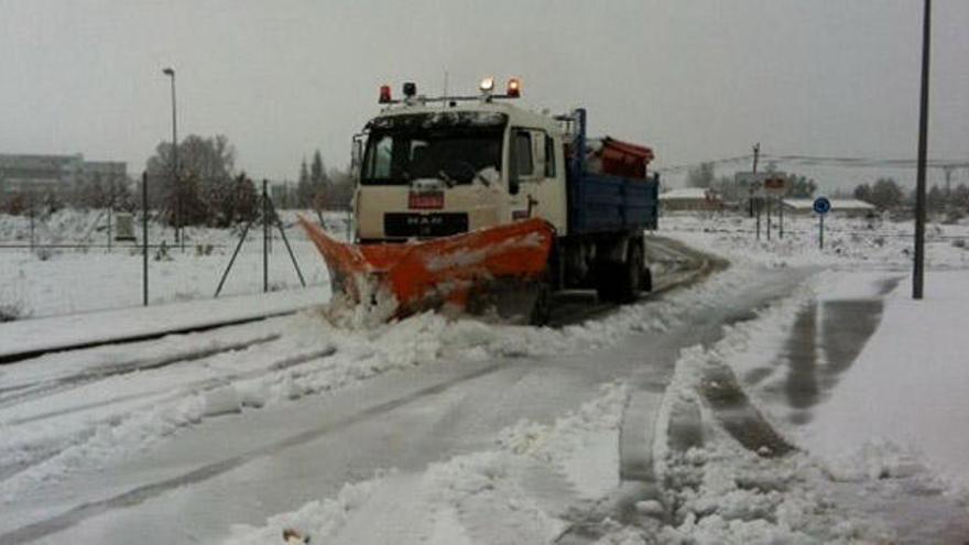 Una máquina quitanieves despeja una carretera en Zamora.