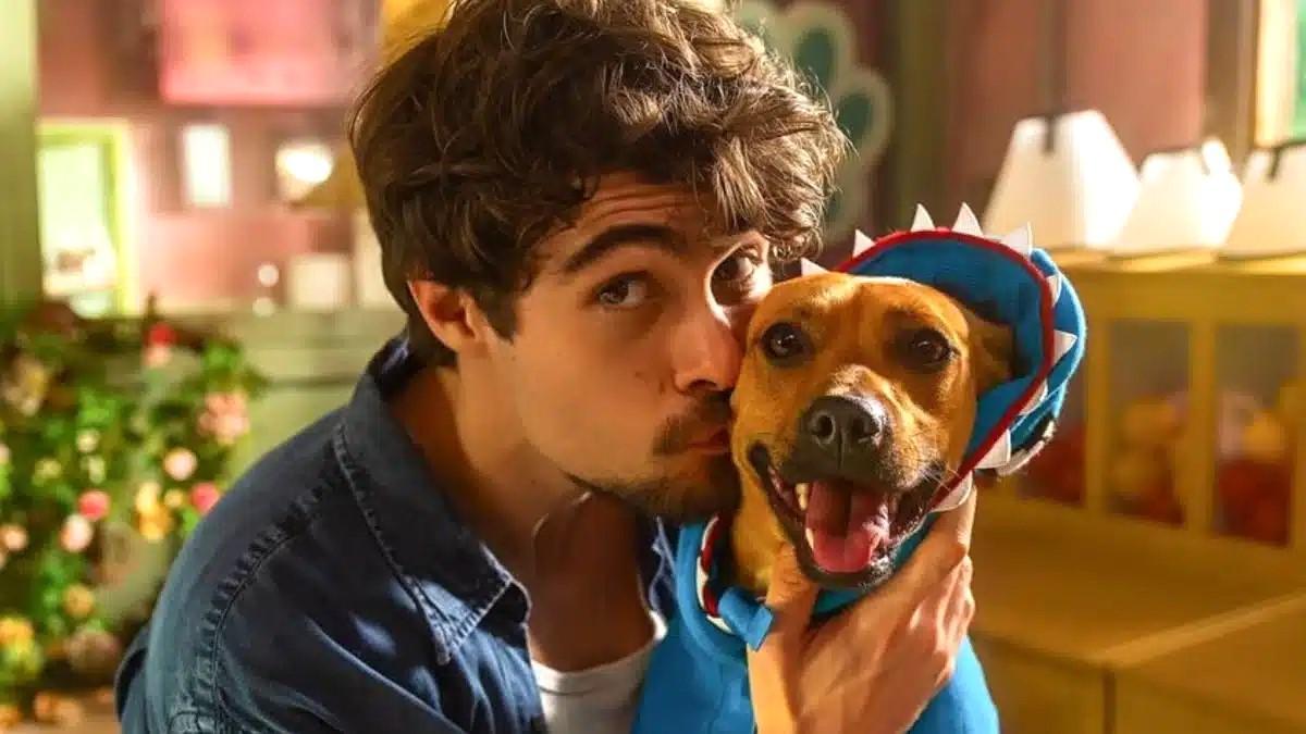 Pedro y su perro Caramelo, nombre del peludo y también título de la nueva película de Netflix.
